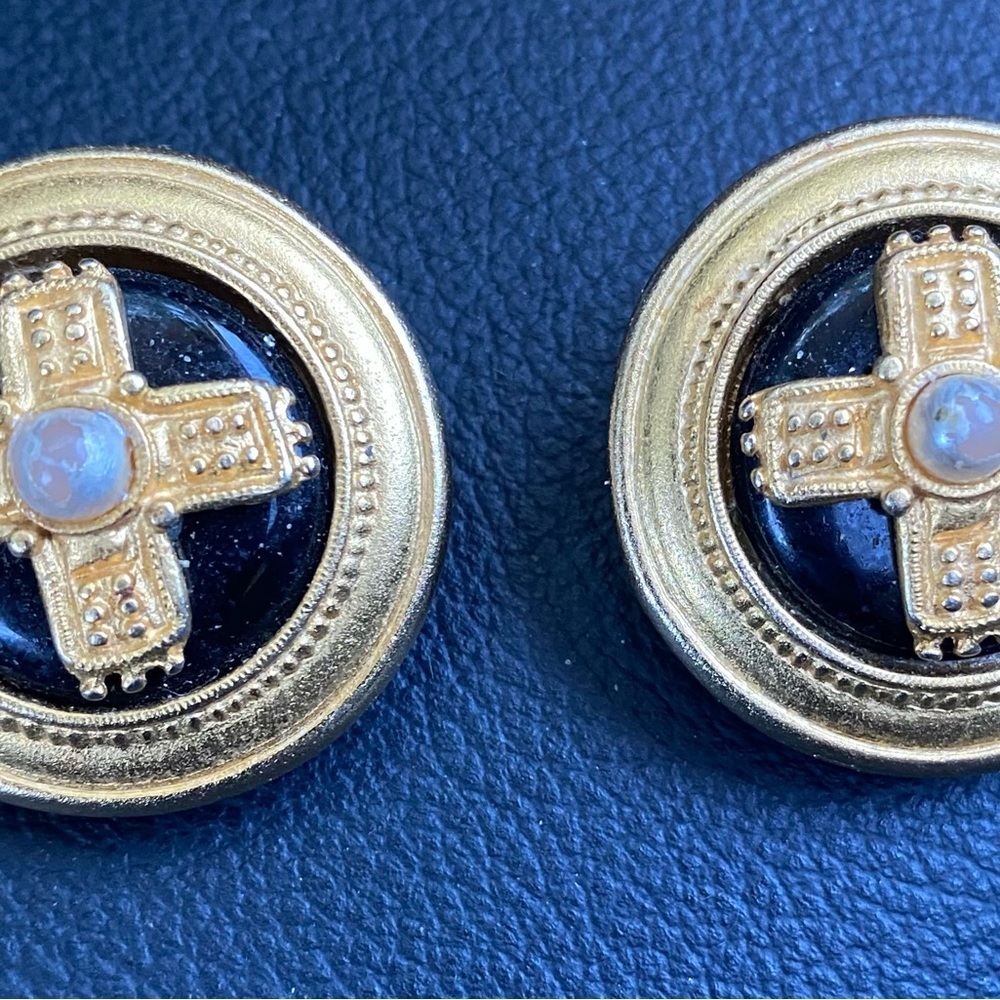 Ben Amun vintage earrings clip on